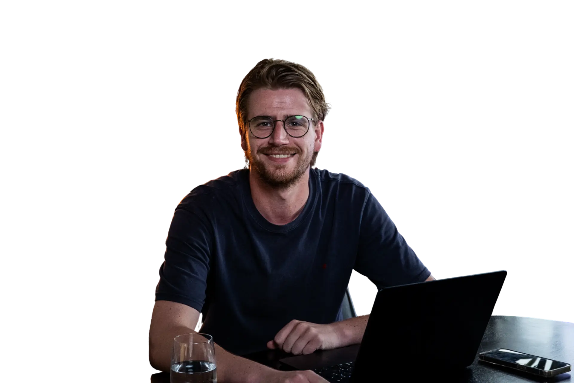 Notum-specialist aan het werk achter een laptop
